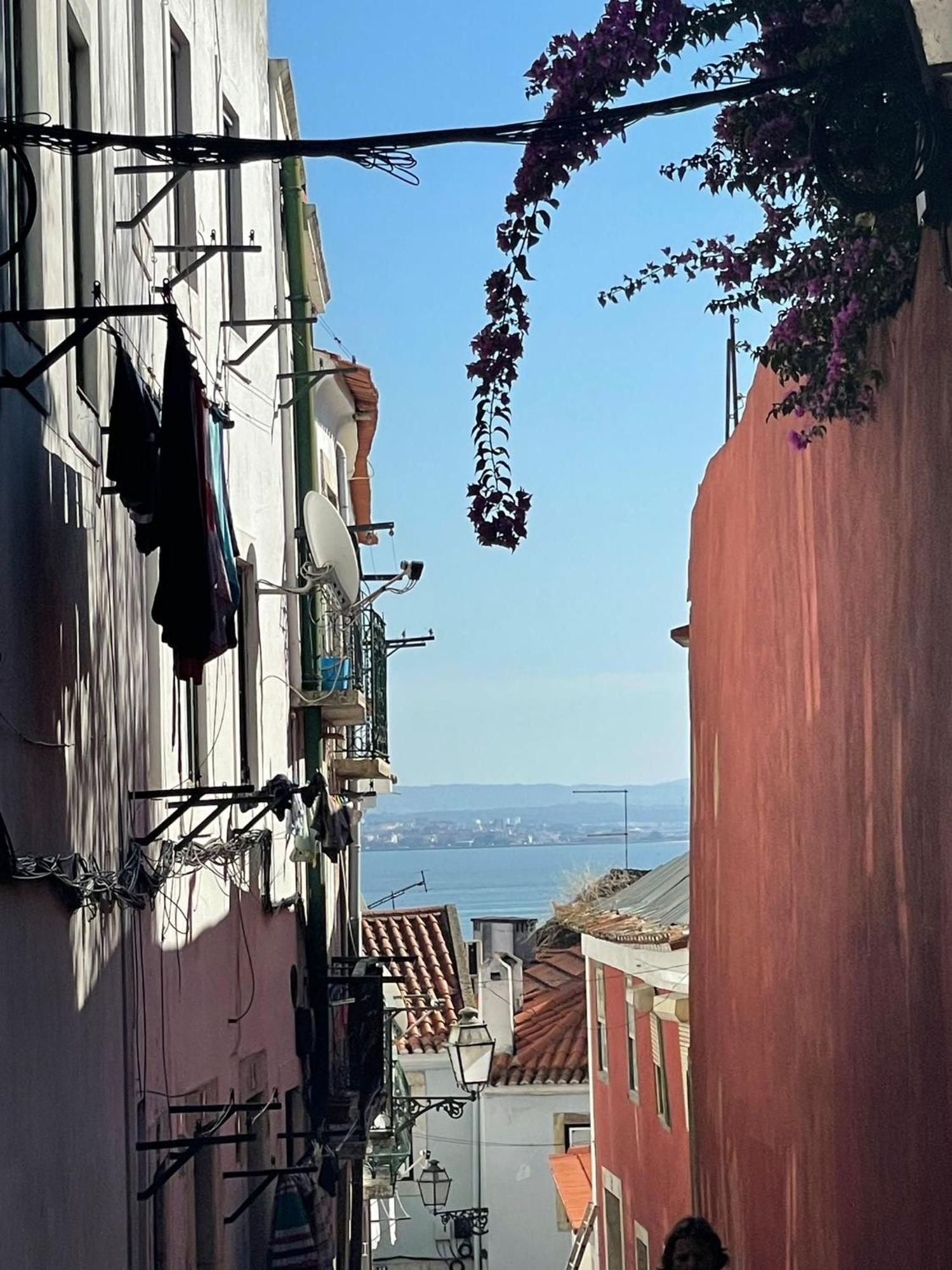 Appartamento Quiet Street Alfama Lisbona Esterno foto